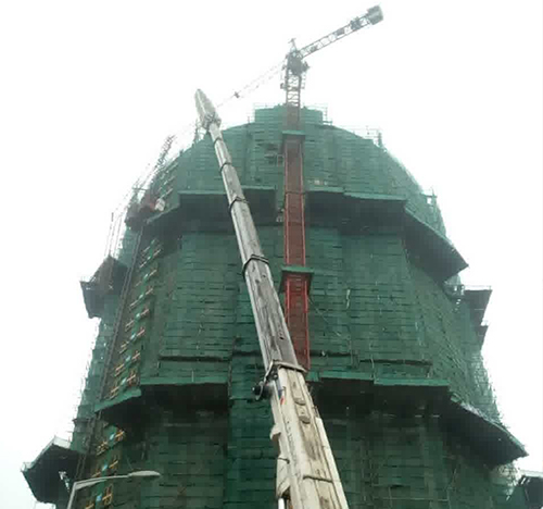 银川吊车在工地上作业
